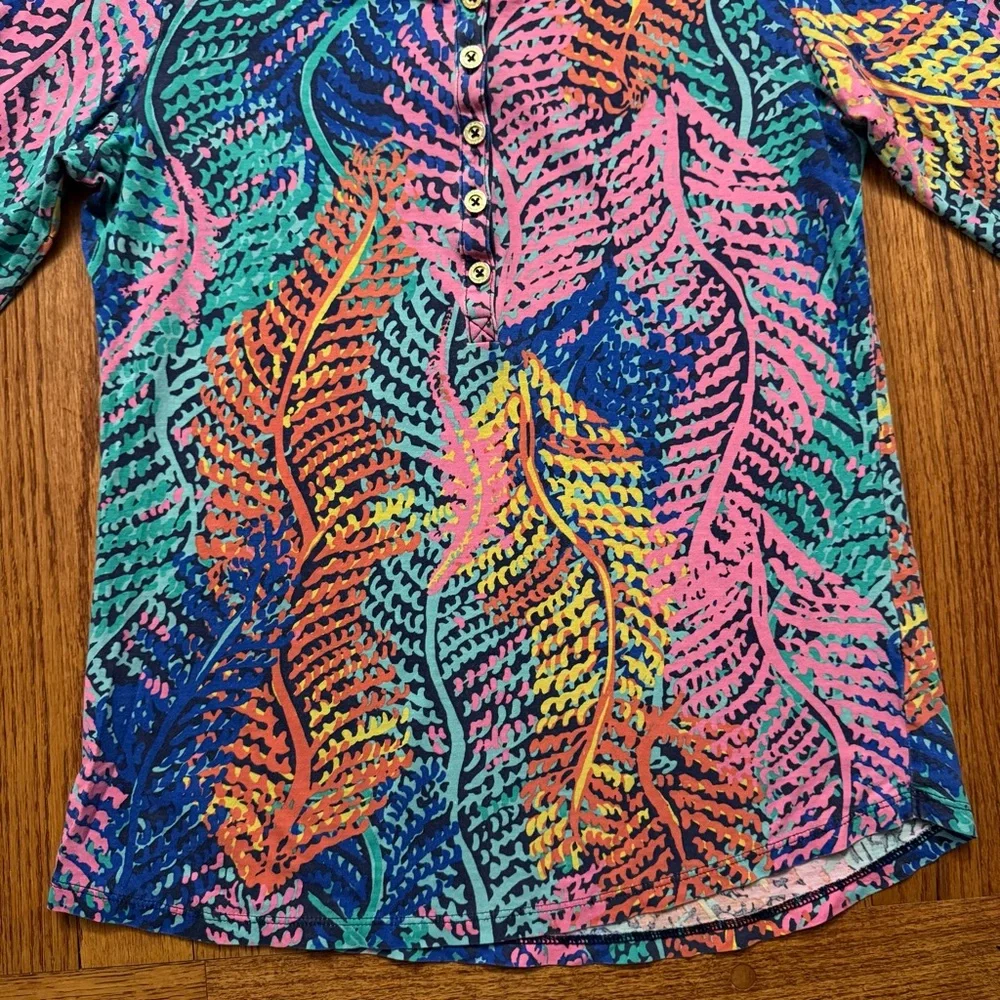 Lilly Pulitzer Porter Henley Top in the Electric Feel print size S - Picture 10 of 16